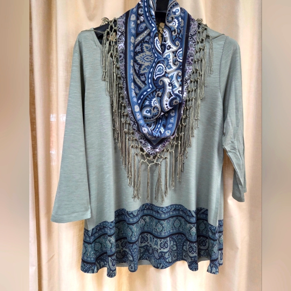 Green 3/4 Length Scoop Neck L Top w/ Blue Paisley Trim & Matching Fringed Scarf